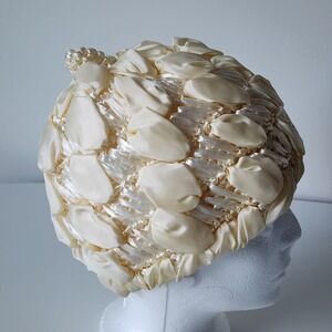Vintage 1960s Pillbox Hat Women One Size Cream Raffia Petal Floral Mod Stretch